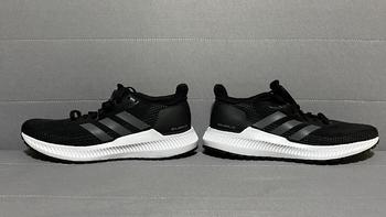 低调的adidas SOLAR BLAZE跑步鞋