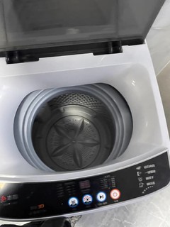 洗衣机安装方便,插电接水管即可使用