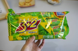 久违的康师傅3+2柠檬味饼干