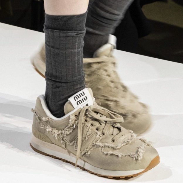 Miu Miu x New Balance 574 预售开启，卖6000元等8周，你会爱它吗？