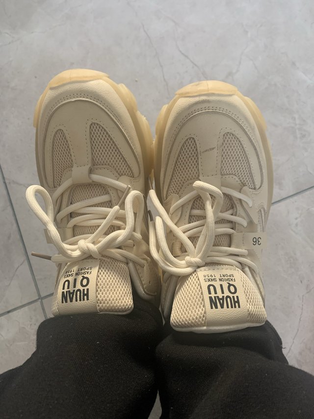 31岁中年妇女下班走路需要人扶着？