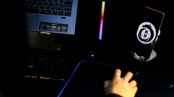 PC外设 篇九：超酷的无线电脑桌面雷柏V10RGB套装，实现无线鼠标无限电量