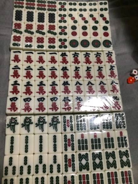 标准麻将尺寸,大小正合适。骰子有四颗,略小。 刻痕清晰,字体潇洒,