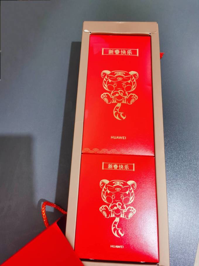 华为送的新年礼盒,年年有为哦
