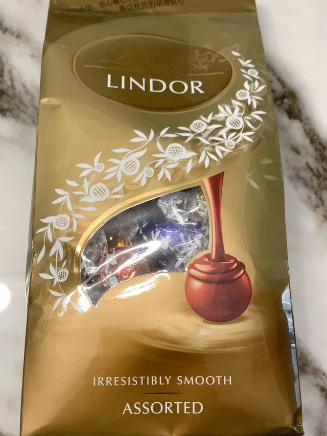 过新年吃巧克力甜甜蜜蜜