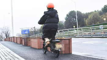 极客好玩物 篇一百零二：新国标、长续航、轻松骑，雅迪ZD1折叠电动自行车究竟适合哪些人？ 