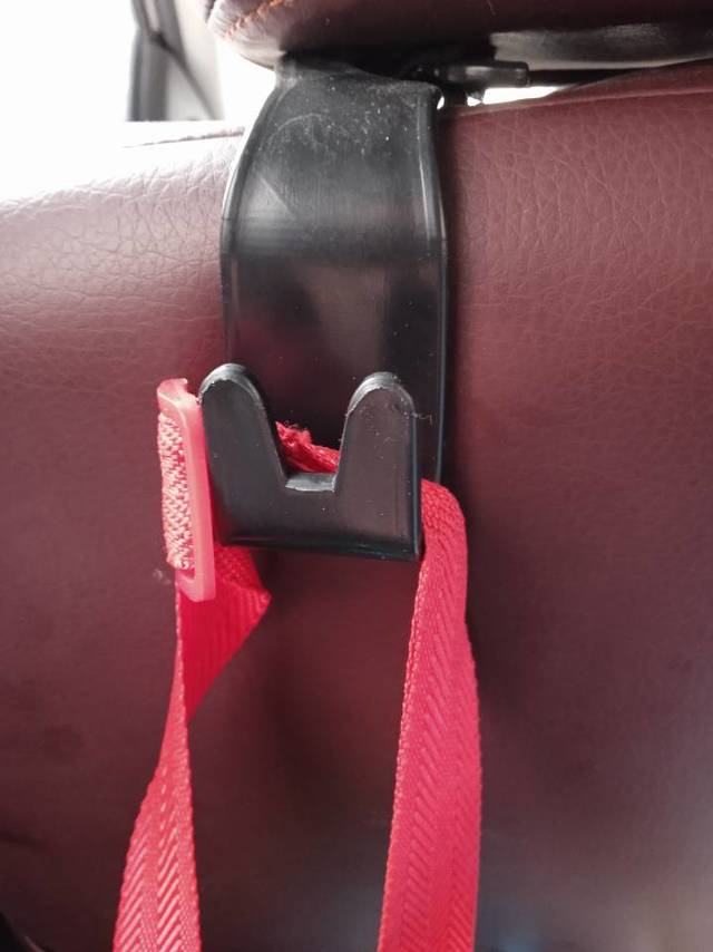 新的一年给车上安装两个小挂钩