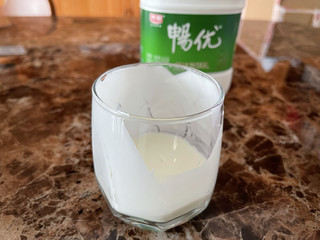 一杯发酵乳，一块小饼干，快乐早餐