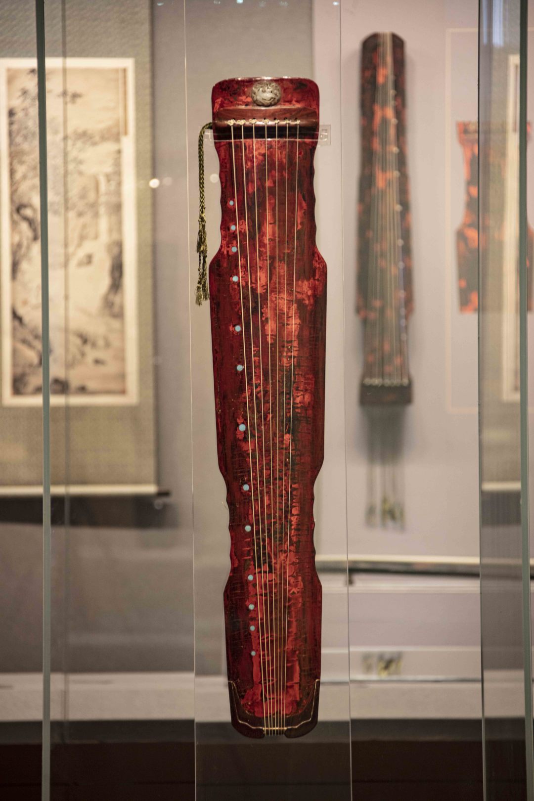 在"旷古遗音"板块,"枯木龙吟"等古代名琴吸引了众多观众围观"丝路丹青