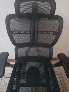  迩高迈思人体工学电脑椅。