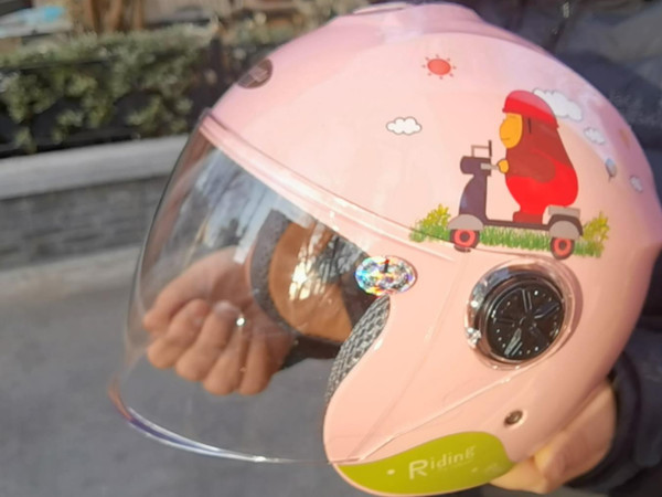 骑车带娃出行怎样才安全？分享一款儿童头盔