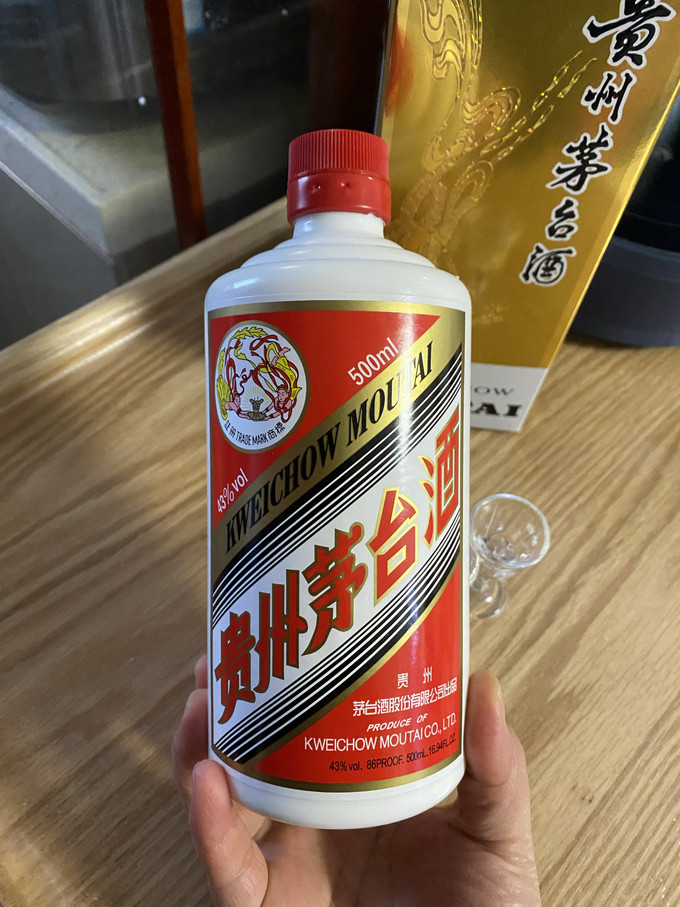 朋友圈晒茅台酒照片图片