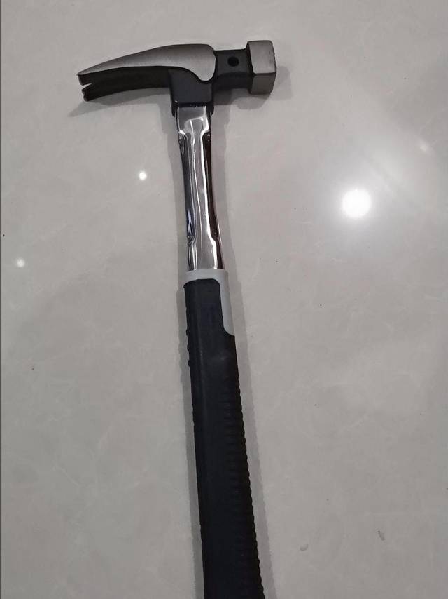 高碳钢锻打的羊角锤，确实够强！
