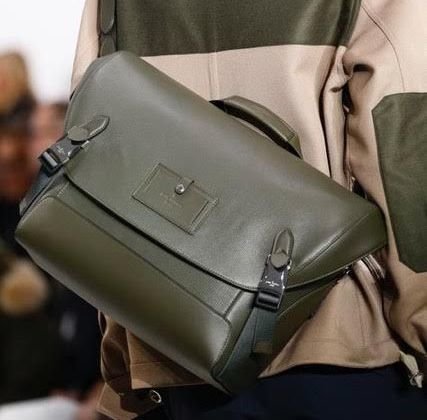 10款看上去很贵的邮差包，送男友万元大牌包清单！