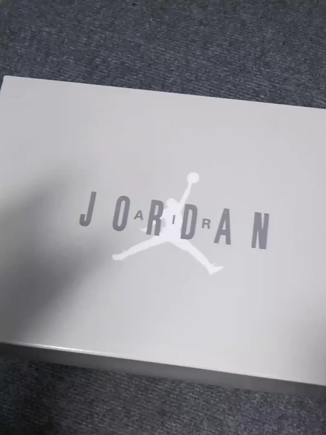 Jordan乔丹AIR JORDAN 11灰开箱