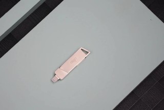 iPhone 专用U盘，解决存储不足问题