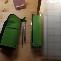 
１俩笔袋，挺好的，就是这个配色，绿色没