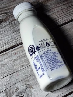这个牛奶来自光明新鲜牧场，味道棒极了!