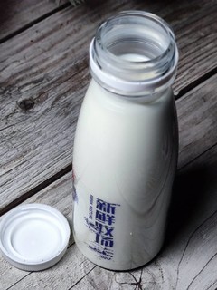 这个牛奶来自光明新鲜牧场，味道棒极了!