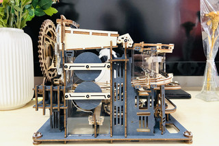 木质拼插与机械传统的巧妙结合