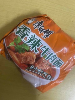 康师傅香辣牛肉面。香香辣辣吃货的快乐