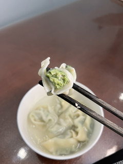 西施不仅会做豆腐，还会做馄饨，真美人啊