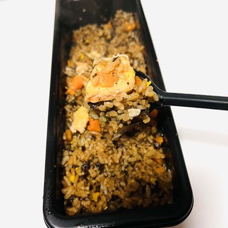 这款紫菜三文鱼炒饭，价格虽贵，但味道好香