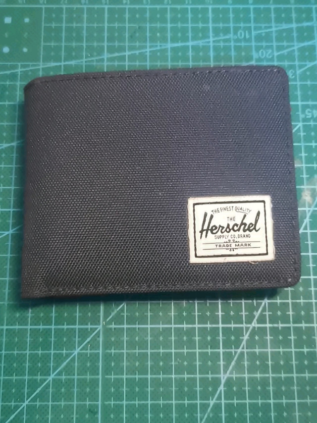 反正放钱是肯定够了的钱包