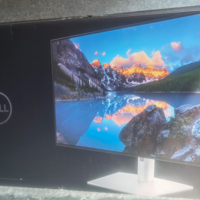 DELL U3223QE显示器开箱晒照