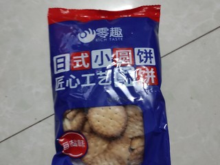 咸甜口的小饼干，吃起来味道还不错。