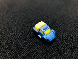 超卡通的玩具小汽车，它竟然是蛋生的
