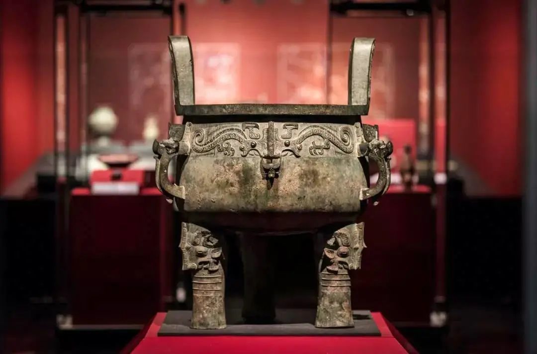 1979年出土于陕西淳化县的淳化大鼎是三足鼎器的代表之作 ©清华大学艺术博物馆