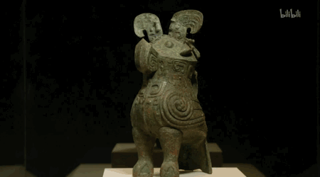 商代鸮尊，是以古代神鸟为原型制作的青铜尊，是鸟兽尊的传世之作 ©《假如国宝会说话》