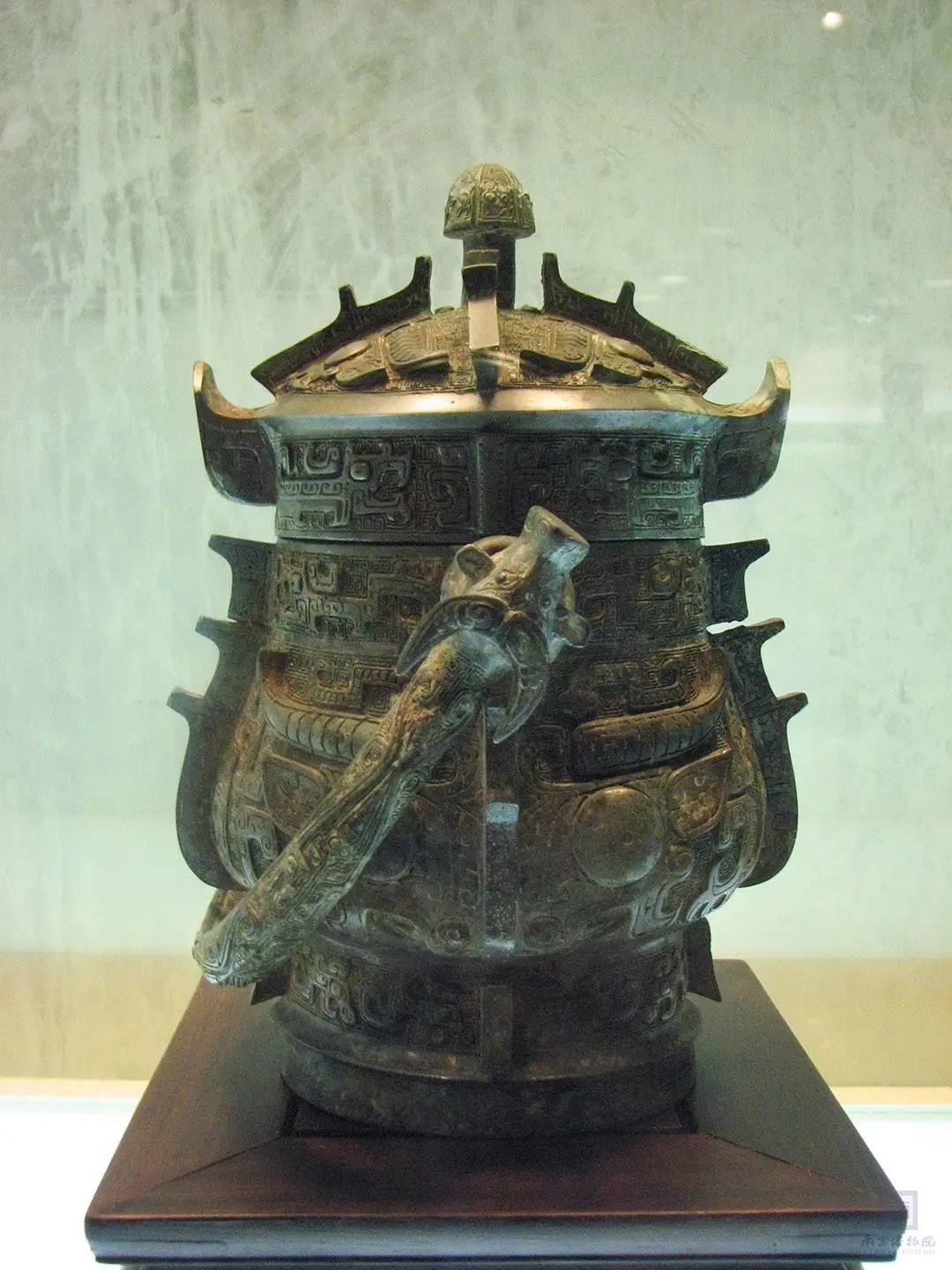 商代菱形雷纹提梁卣，现藏于南京博物院 ©南京博物院