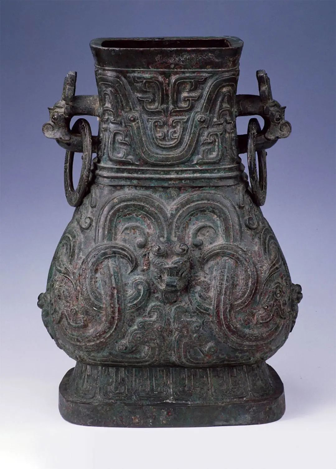 西周颂壶，共有两件。无盖件藏于中国国家博物馆，有盖件藏于台北“故宫博物院” ©中国国家博物馆