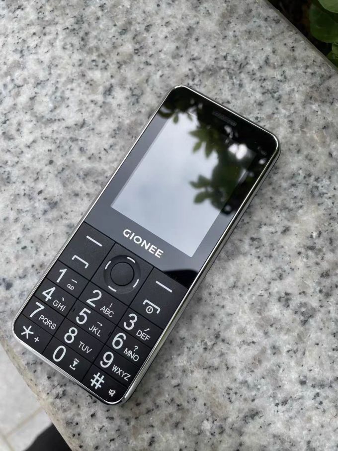 手机很不错,声音很大,屏幕也很清晰