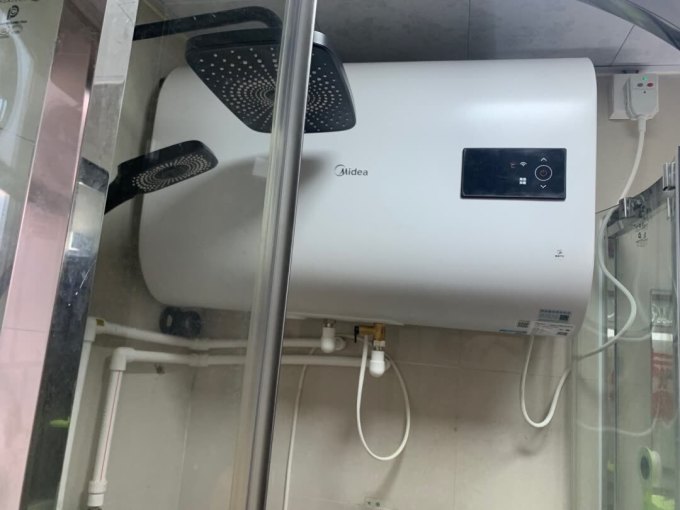 美的电热水器怎么样 扁筒设计很不错哦 很小的冲凉房._什么值得买
