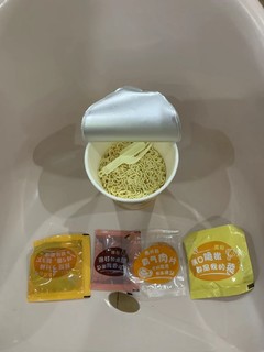 天猫超市送的汤大师泡面，吃起来就是香