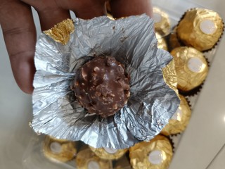 费列罗的巧克力还挺好吃的