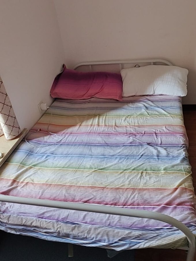 2米宽的的床,个人喜欢大一点,两个人也睡的下.