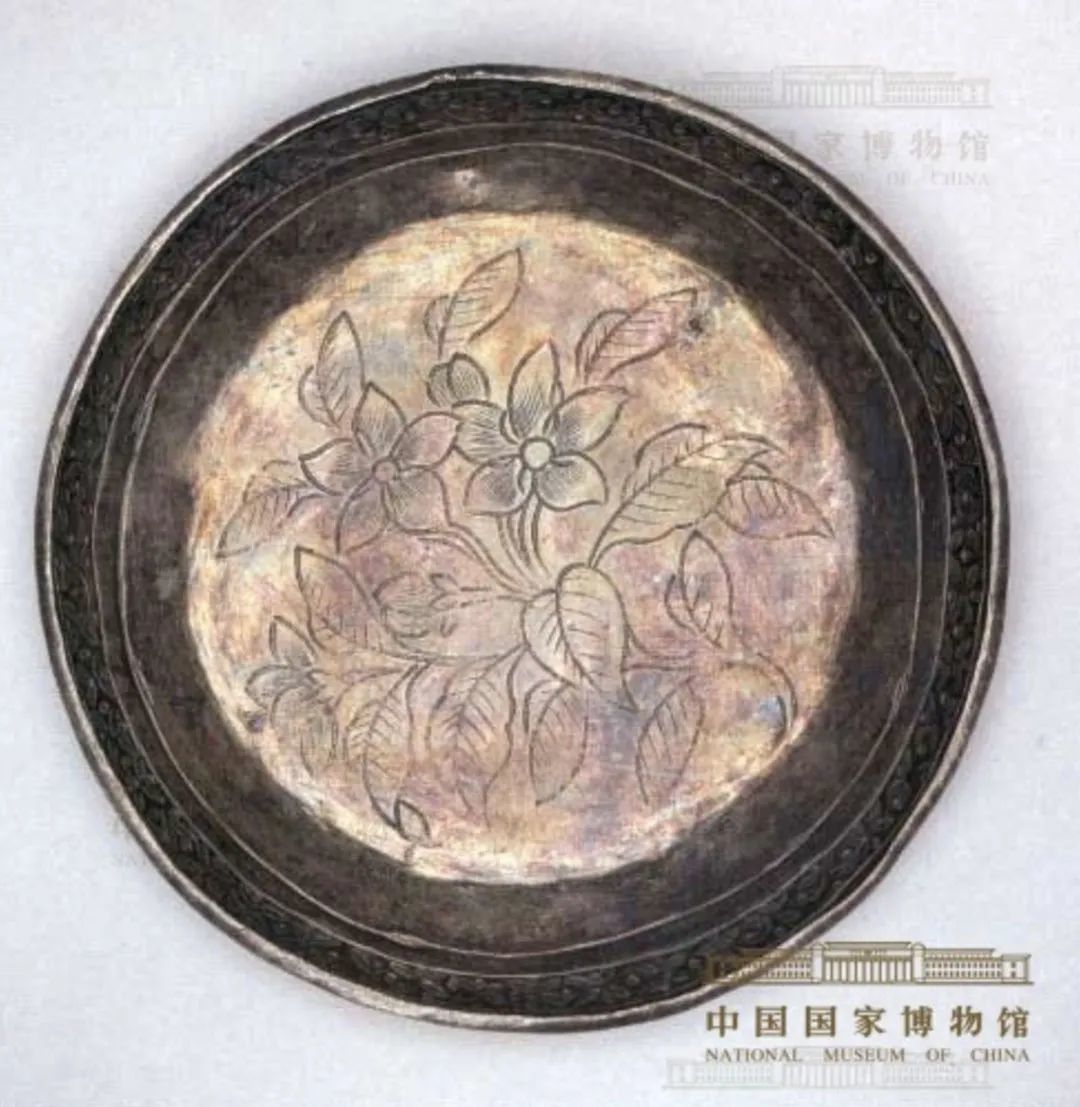 图为宋代张四郎樱桃纹、绣球纹圆银碟 ©中国国家博物馆