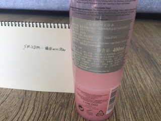 女生化妆台上的占位担当兰蔻粉水400ml