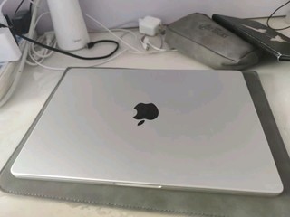 苹果 MacBook Pro 14 电脑