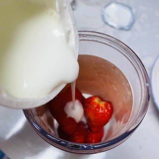 吃剩下的草莓来一杯鲜榨草莓酸奶真不错