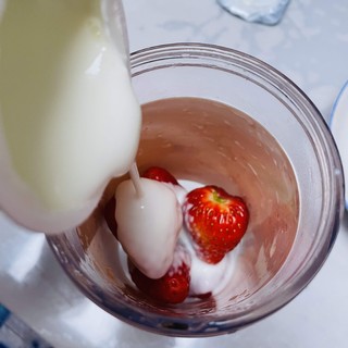 吃剩下的草莓来一杯鲜榨草莓酸奶真不错