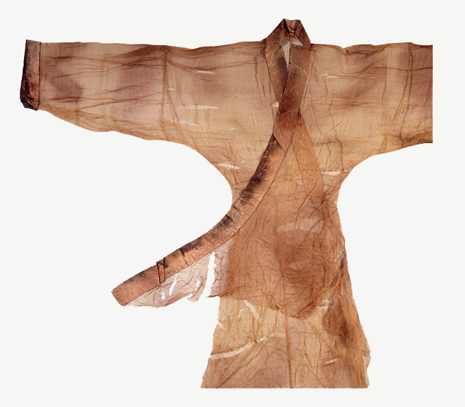 马王堆一号汉墓出土的素纱单衣，可以看出腰身处做了收腰处理。 ©湖南省博物馆
