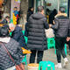 重庆老城区的苍蝇馆子，居然不能点餐，食客自己端菜，却每天爆满