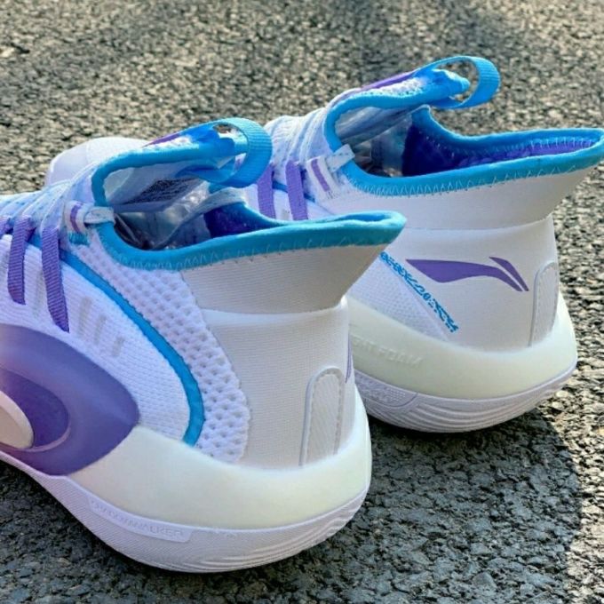 助力表现的李宁魅影篮球鞋