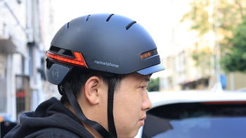 Helmetphone智能头盔，便捷操控骑行安全有保障