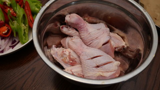 细皮嫩肉、大白腿，让人爱了，凉拌琵琶腿